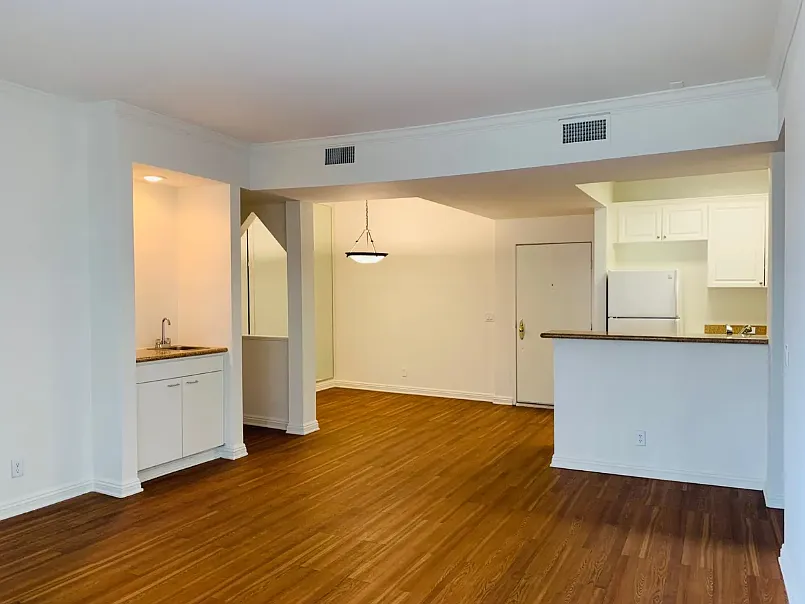 1 Bedroom + 1 Bathroom Available in a 2BD 2BTH in Brentwood/Santa Monica , ucla, 1245 McClellan Dr, Los Angeles, CA 90025, USA, Photo:3
