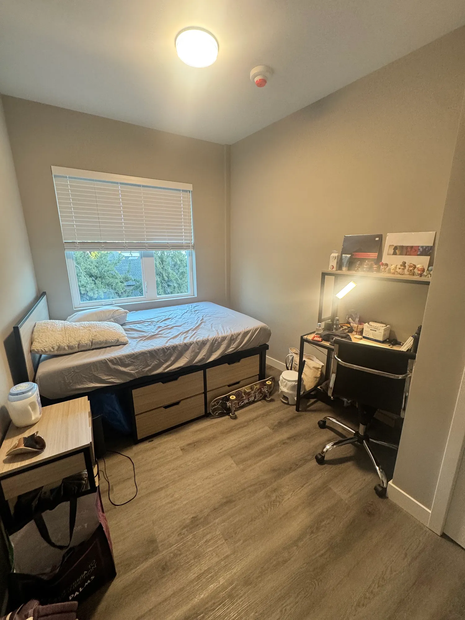Single Bed at The Mark Los Angeles, ucla, 10915 Strathmore Dr, Los Angeles, CA 90024, USA