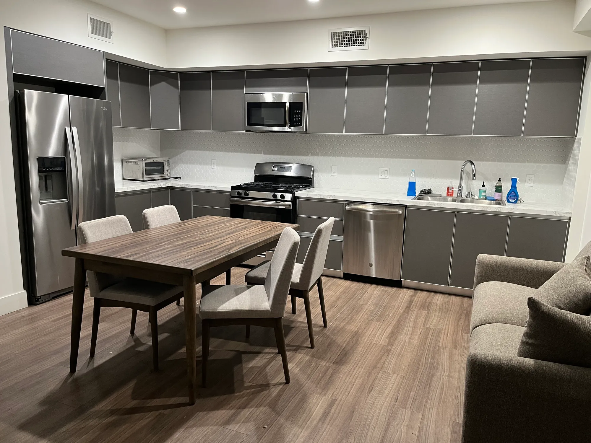 Private Room & Bath near UCLA, ucla, 1450 S Barrington Ave, Los Angeles, CA 90025, USA
